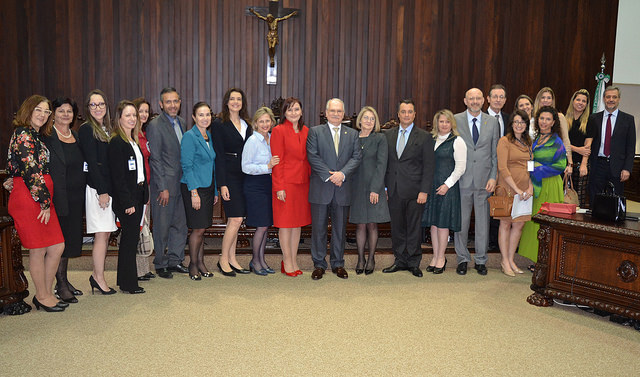 Representantes da AMAPAR e da EMAP participam do ato de assinatura do termo de cooperação para colocar em prática o depoimento especial de crianças e adolescentes